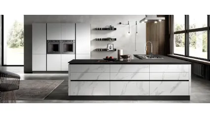 Cucina Moderna con isola Eos in HPL effetto Marmo e Glass Bianco di Evo Cucine