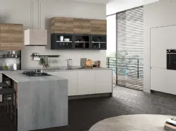 Cucina su misura con penisola Aria finitura Rovere Castagno e laccato Nebbia opaco di Evo Cucine