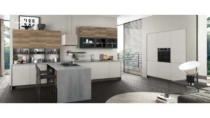 Cucina su misura con penisola Aria finitura Rovere Castagno e laccato Nebbia opaco di Evo Cucine