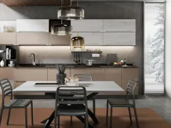 Cucina su misura Carima finitura Tortora scuro lucido e Rovere Bianco rustico di Evo Cucine