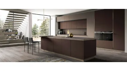 Cucina su misura con isola Eos in Glass Visone e Marrone di Evo Cucine